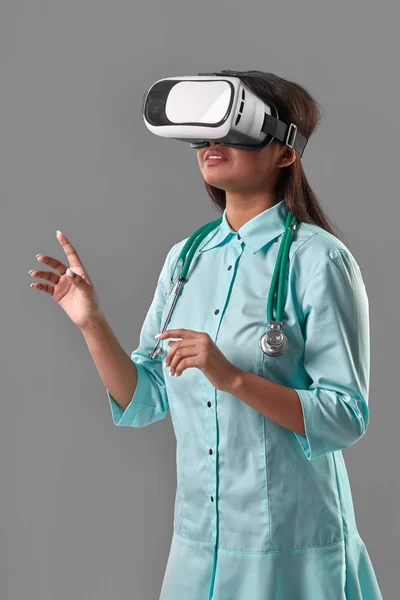 Joven médico atractivo en gafas de realidad virtual — Foto de Stock