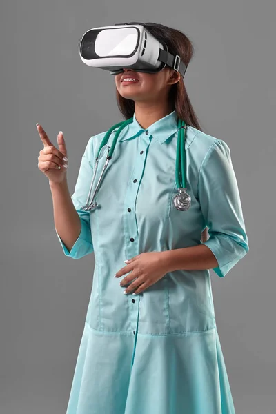 Joven médico atractivo en gafas de realidad virtual — Foto de Stock