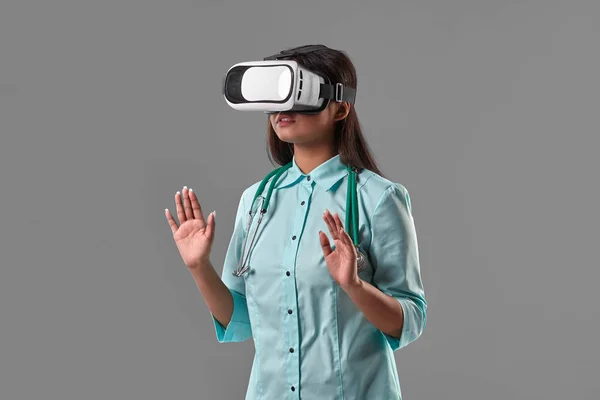 Dokter muda yang menarik dalam kacamata virtual reality — Stok Foto