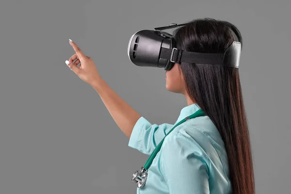 Joven médico atractivo en gafas de realidad virtual — Foto de Stock