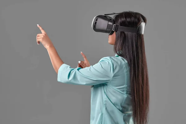 Giovane medico attraente in un occhiali realtà virtuale — Foto Stock
