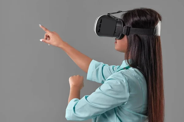 Dokter muda yang menarik dalam kacamata virtual reality — Stok Foto