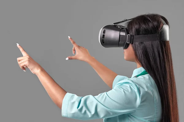 Dokter muda yang menarik dalam kacamata virtual reality — Stok Foto