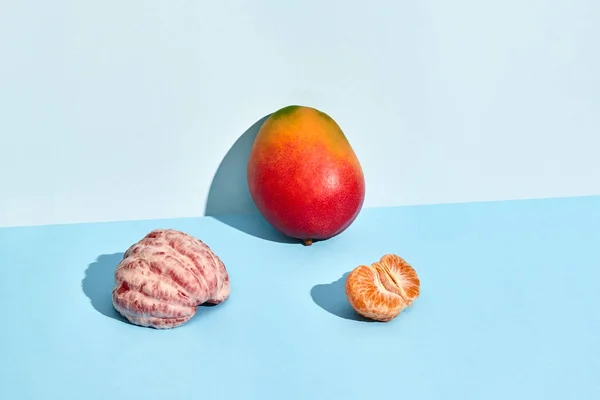 新鲜水果、芒果和柑橘的组成, 半剥落的柑橘和芒果 — 图库照片