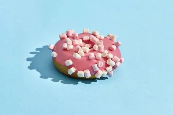 Diseño de alimentos. Imagen de cerca de alta calidad de rosado esmaltado donut sobre fondo azul — Foto de Stock