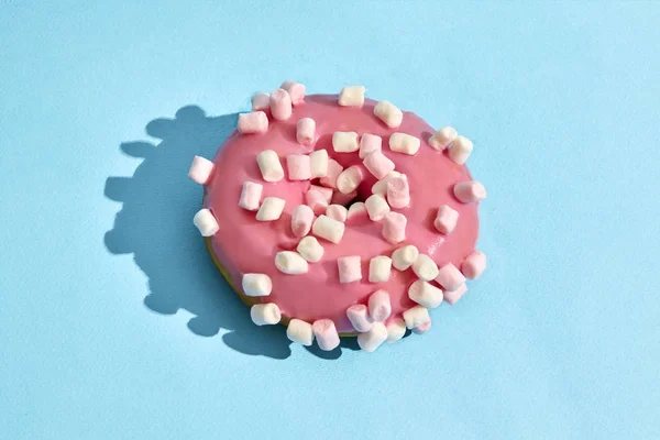 Diseño de alimentos. Imagen de cerca de alta calidad de rosado esmaltado donut sobre fondo azul — Foto de Stock
