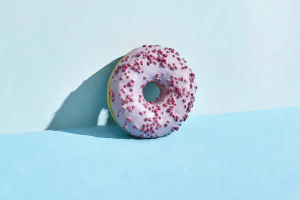 Diseño de alimentos. Imagen de cerca de alta calidad de rosado esmaltado donut sobre fondo azul — Foto de Stock