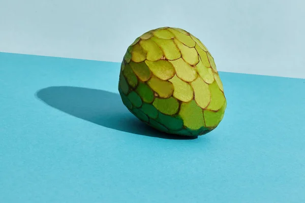 特写高的优质图像全糖苹果, 金银花果实, 蓝色粉板上的水果成分 — 图库照片