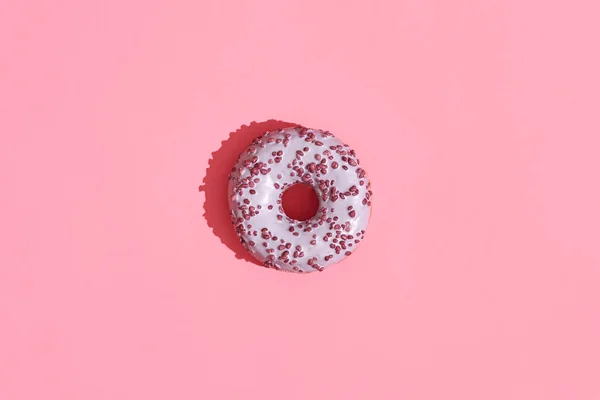 Diseño de alimentos. Imagen de cerca de alta calidad de donut esmaltado rosa sobre fondo rosa coral — Foto de Stock