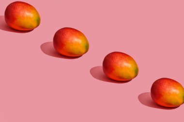 Pembe bir arka plan yanında, üstten görünüm yalan tatlı lezzetli mango desen kompozisyonu