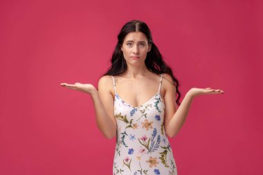 Güzel genç kız pembe arka plan üzerinde kollarını yayılır