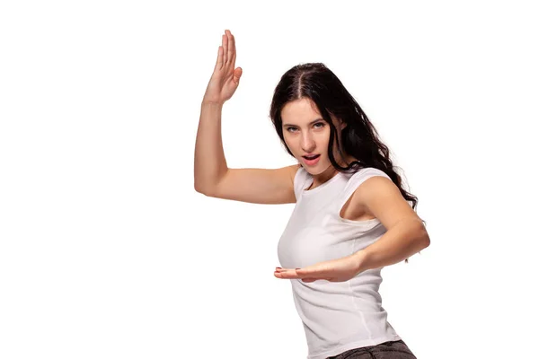 Eine schöne Frau zeigt Kampfkunst-Übungen — Stockfoto