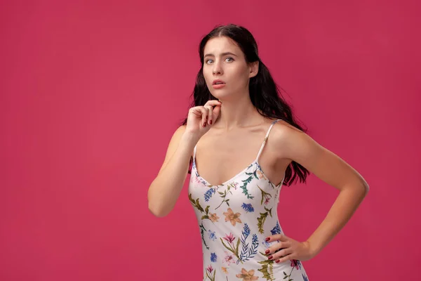 Mujer triste mirando a la distancia y pensando — Foto de Stock