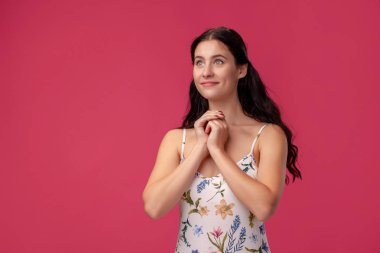 Elleri katlanmış dua eden güzel bir kadının yakın bir görüntüsü