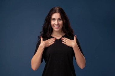 Siyah t-shirt gri bir arka plan üzerinde poz ve farklı duygular gösteren uzun saçlı esmer kadın Portresi.