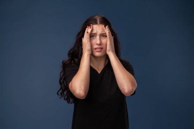 Siyah t-shirt gri bir arka plan üzerinde poz ve farklı duygular gösteren uzun saçlı esmer kadın Portresi.