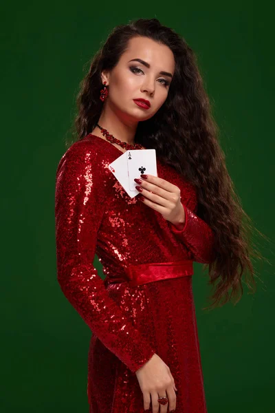 Ateliér sexy ženy v třpytičaných šatech, držící hrací karty. Kasino — Stock fotografie