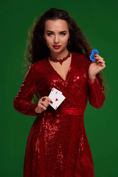 Bella donna riccia in un abito scintillante, in possesso di alcune carte da gioco e chip di gioco. Casino — Foto Stock