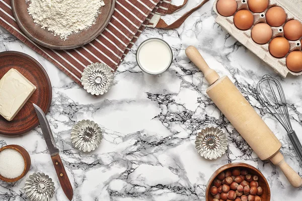 Primer plano de tiro. Vista superior de los ingredientes para hornear y utensilios de cocina sobre el fondo de la mesa de mármol . — Foto de Stock