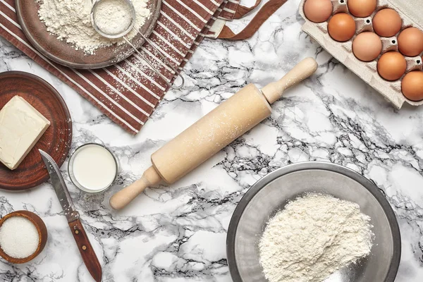 Primer plano de tiro. Vista superior de los ingredientes para hornear y utensilios de cocina sobre el fondo de la mesa de mármol . — Foto de Stock