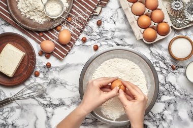 Yakın çekim. Bir fırıncı yemek yeri üst görünümü, eller mermer masa arka plan üzerinde ham bir hamur ile çalışıyoruz.