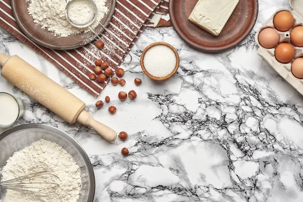 Primer plano de tiro. Vista superior de los ingredientes para hornear y utensilios de cocina sobre el fondo de la mesa de mármol . — Foto de Stock