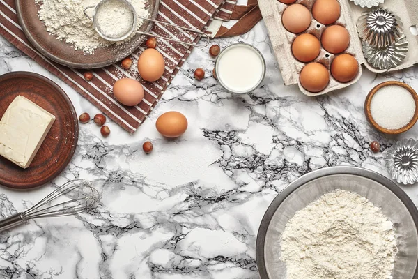 Primer plano de tiro. Vista superior de los ingredientes para hornear y utensilios de cocina sobre el fondo de la mesa de mármol . — Foto de Stock