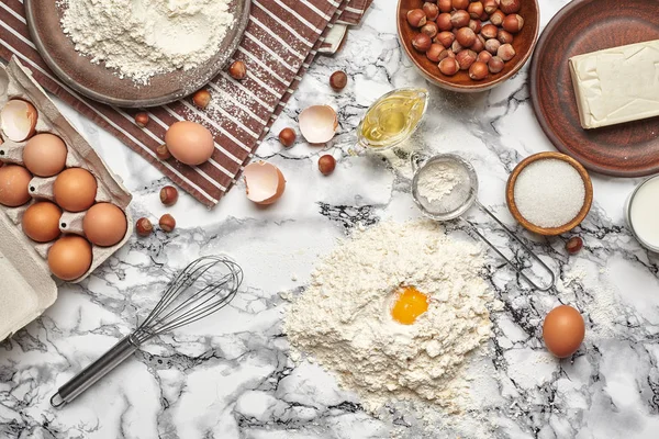 Primer plano de tiro. Vista superior de los ingredientes para hornear y utensilios de cocina sobre el fondo de la mesa de mármol . — Foto de Stock