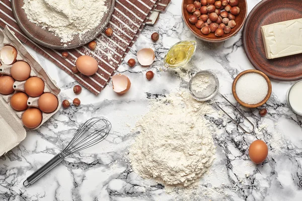 Primer plano de tiro. Vista superior de los ingredientes para hornear y utensilios de cocina sobre el fondo de la mesa de mármol . — Foto de Stock