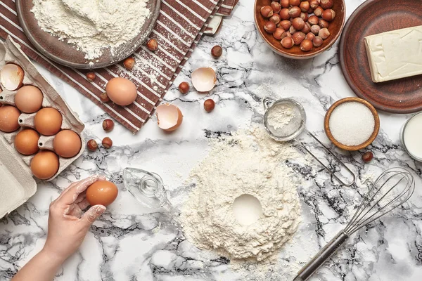 Nahaufnahme. Blick von oben auf einen Backofen, Hände arbeiten mit einem rohen Teig auf dem Marmortischhintergrund. — Stockfoto