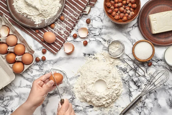 Yakın çekim. Bir fırıncı yemek yeri üst görünümü, eller mermer masa arka plan üzerinde ham bir hamur ile çalışıyoruz. — Stok fotoğraf