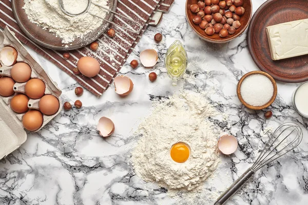 Primer plano de tiro. Vista superior de los ingredientes para hornear y utensilios de cocina sobre el fondo de la mesa de mármol . — Foto de Stock