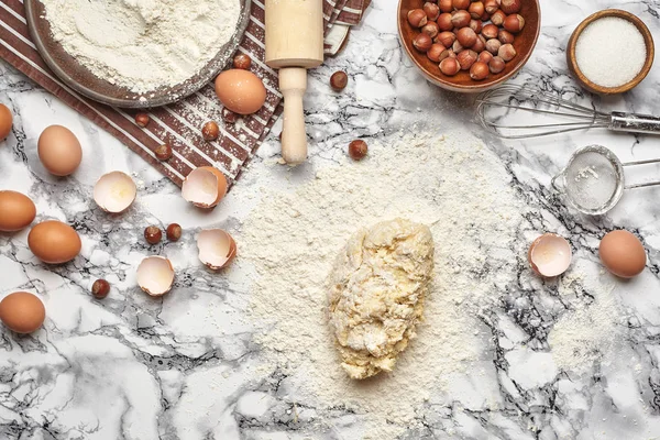 Primer plano de tiro. Vista superior de los ingredientes para hornear y utensilios de cocina sobre el fondo de la mesa de mármol . — Foto de Stock