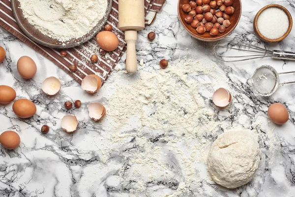 Um plano de perto. Vista superior de um cozimento ingredientes e utensílios de cozinha no fundo da mesa de mármore . — Fotografia de Stock