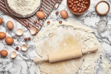 Yakın çekim. Mermer masa arka plan üzerinde bir pişirme malzemeleri ve mutfak üst görünümü.