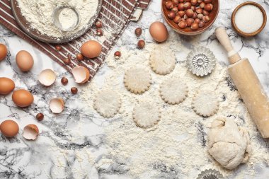 Yakın çekim. Mermer masa arka plan üzerinde bir pişirme malzemeleri ve mutfak üst görünümü.