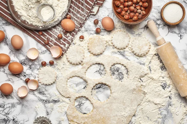 Primer plano de tiro. Vista superior de los ingredientes para hornear y utensilios de cocina sobre el fondo de la mesa de mármol . — Foto de Stock