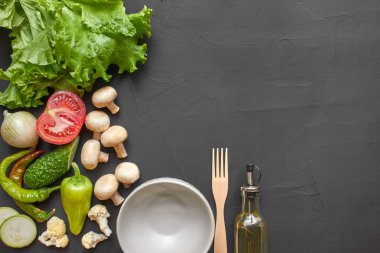 Sağlıklı beslenme için taze sebze üst görünümü. Copyspace ile siyah arka plan.