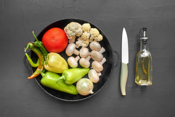 Sağlıklı beslenme için taze sebze üzerinde üst görünüm. Copyspace ile siyah arka plan.