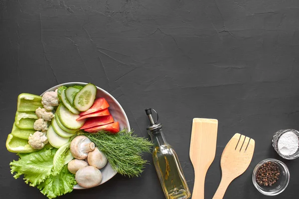 Κορυφαία θέα από φρέσκα λαχανικά για υγιή διατροφή. Μαύρο φόντο με χώρο αντιγραφής. — Φωτογραφία Αρχείου