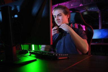 Siber spor. Takım oyunu. Profesyonel cybersport oyuncu eğitim veya onun Pc online oyun oynuyor