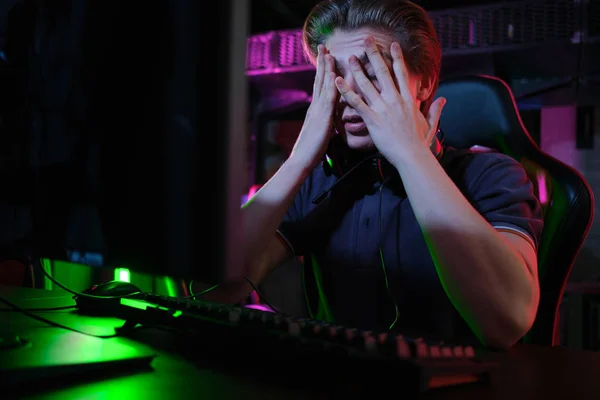 Profesional joven jugador caucásico jugando en línea en su PC. Se enfadó por haber perdido el juego. —  Fotos de Stock