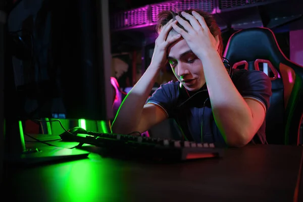 Professionell ung kaukasiska Gamer spela online på sin dator. Han upprörd på grund av att förlora spelet — Stockfoto