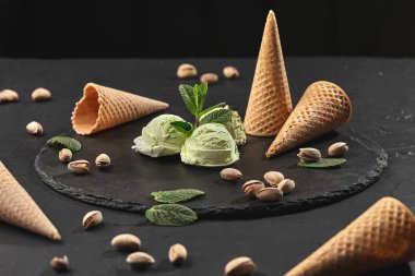 Gurme antep fıstığı dondurma siyah bir arka plan üzerinde bir taş kayrak üzerinde servis.