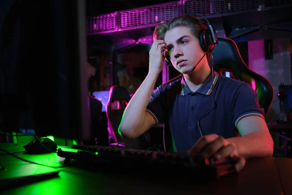 Professionele jonge Kaukasische gamer spelen online op zijn PC. Hij boos vanwege het verlies van het spel — Stockfoto