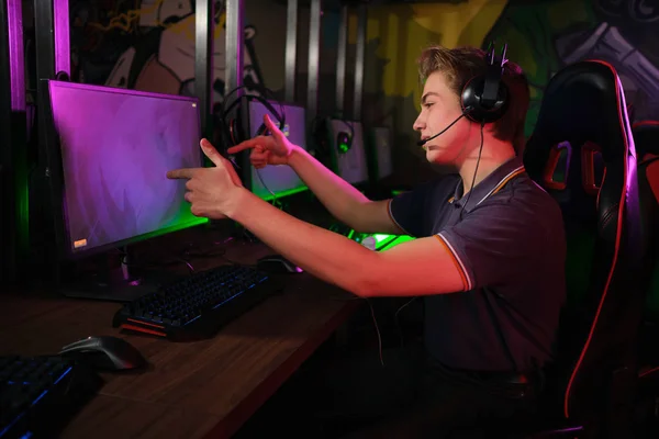 Professionell ung kaukasiska Gamer spela online på sin dator. Han upprörd på grund av att förlora spelet — Stockfoto