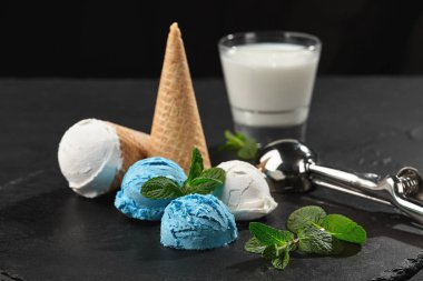 Koyu bir sayfa üzerinde servis edilen kremsi ve yaban mersini dondurmayakın çekim, siyah arka plan.