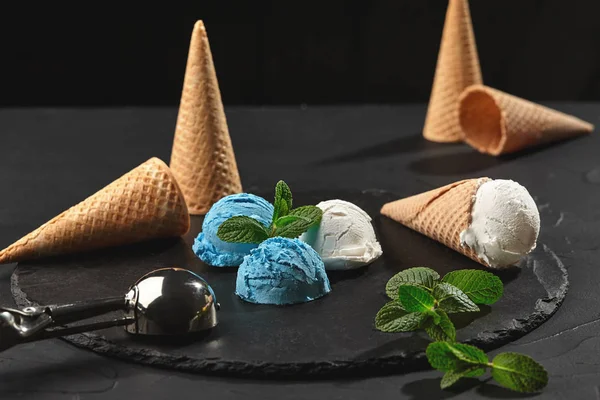 Koyu bir sayfa üzerinde servis edilen kremsi ve yaban mersini dondurmayakın çekim, siyah arka plan.