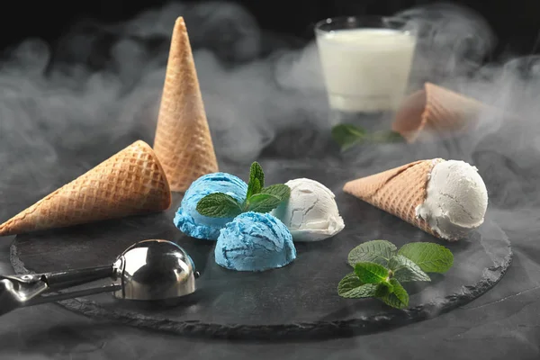 Koyu bir sayfa üzerinde servis edilen kremsi ve yaban mersini dondurmayakın çekim, siyah arka plan.