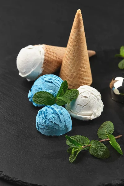 크림과 블루베리 아이스크림의 클로즈업 샷은 어두운 슬레이트, 검은 배경에 제공. — 스톡 사진